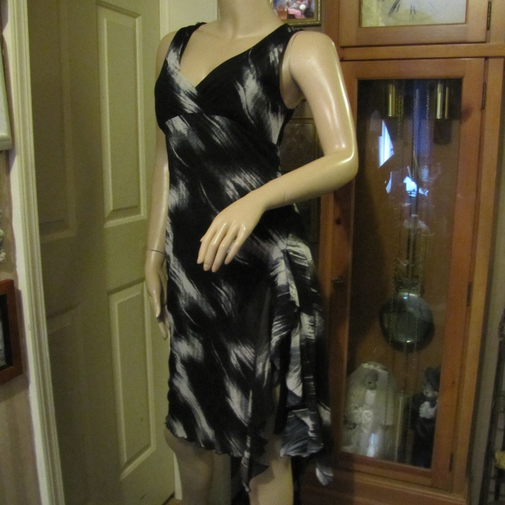 5.7.9 Black & White Dress size M w/ High Slit
